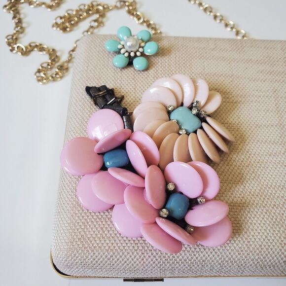 Sondra Roberts Hard Shell Clutch Purse 3D Flowers Chain Strap Clasp Closure NEW - Picture 10 of 16